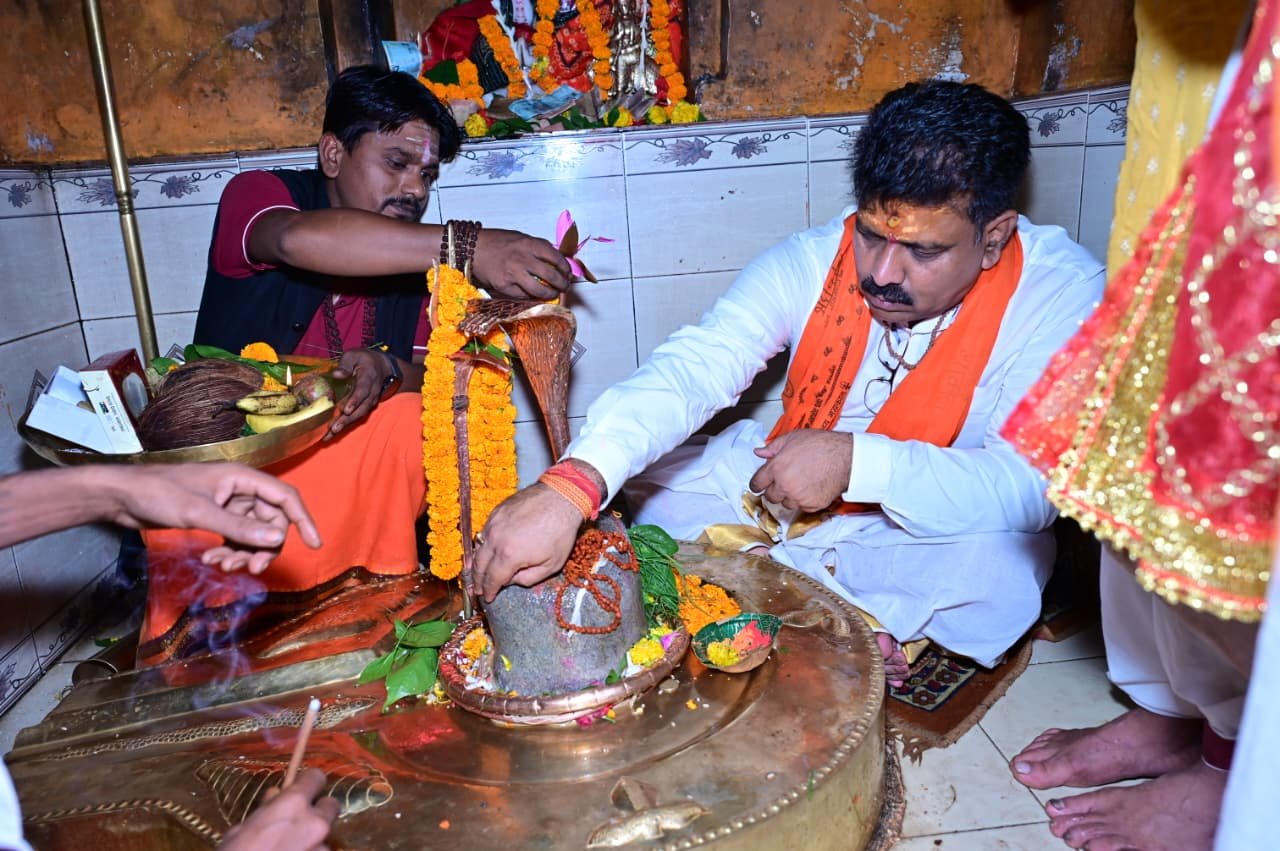 श्रावण मास के अंतिम सोमवार को उप मुख्यमंत्री श्री विजय शर्मा ने अमरकंटक में किए मां नर्मदा के दर्शन* 1 IMG 20260824 WA0015