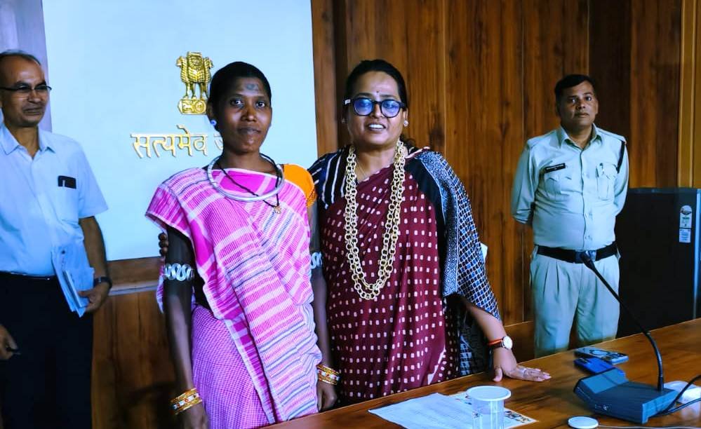 नव पदस्थ कलेक्टर श्रीमती तुलिका प्रजापति का बैगा महिला श्रीमती श्रीबाई ने अपने हाथों से बनाई बीरन माला पहनाकर किया स्वागत 1 IMG 20260826 WA0013