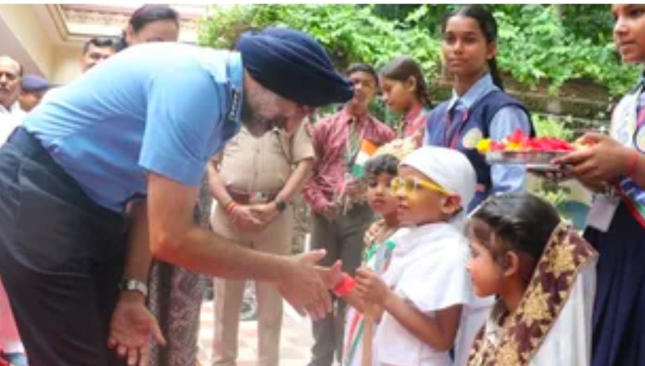 एयर चीफ मार्शल ने बच्चों को सुनाई संघर्ष और सफलता की कहानी, बोले- NDA में अंग्रेजी में फेल हुआ, फिर मेडल लेकर लौटा 1 Screenshot 20260828 143043