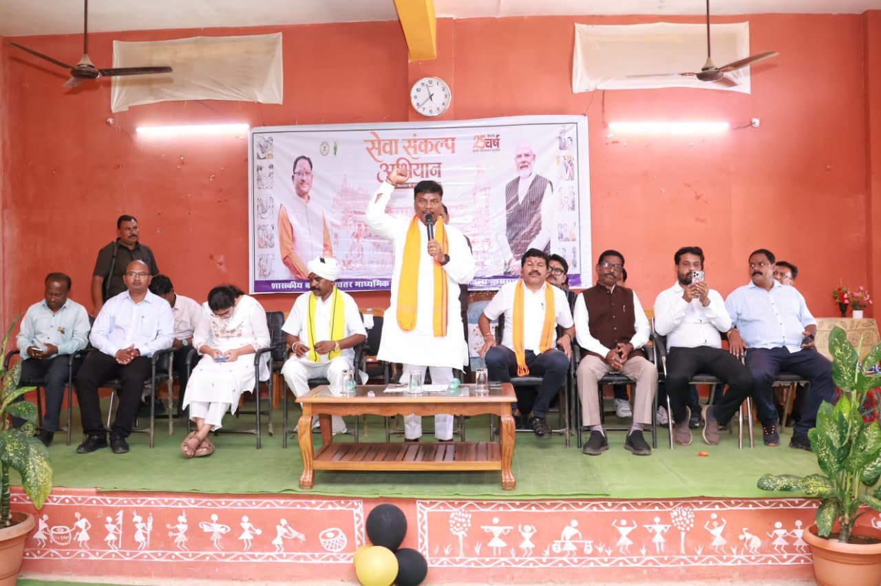 मेरे सपनों का भारत चित्रकला एवं भाषण प्रतियोगिता में बच्चों ने दिखाई प्रतिभा वन मंत्री केदार कश्यप ने बच्चों का बढ़ाया उत्साह विकसित भारत के निर्माण में युवाओं की भूमिका पर दिया जोर 1 708 2