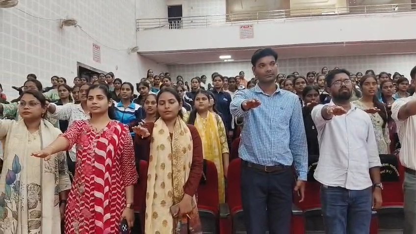 18 वर्ष की आयु पूर्ण कर चुके विद्यार्थियों को फॉर्म-6 के माध्यम से मतदाता सूची में नाम जुड़वाने की दी गई जानकारी 1 IMG 20260925 WA0041