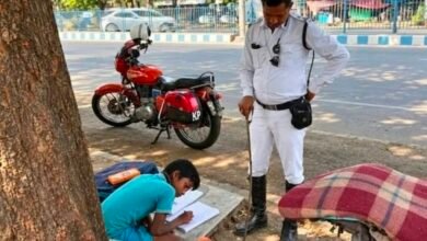 हाथ में डंडा और सामने किताब, फुटपाथ पर क्लास चलाते वर्दी वाले गुरुजी, गजब है इस पुलिसवाले की कहानी 3 Screenshot 20260923 115349