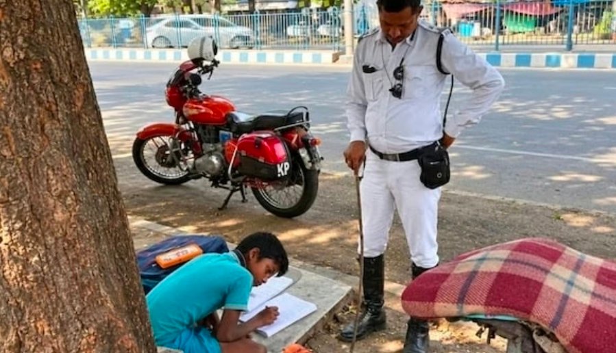 हाथ में डंडा और सामने किताब, फुटपाथ पर क्लास चलाते वर्दी वाले गुरुजी, गजब है इस पुलिसवाले की कहानी 1 Screenshot 20260923 115349