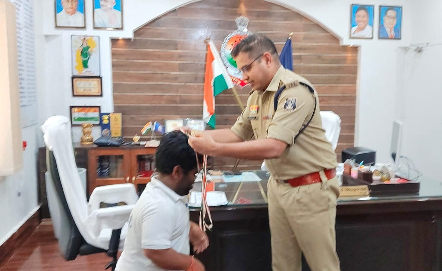 पुलिस अधीक्षक श्री जितेन्द्र कुमार यादव ने गोल्ड मेडल विजेता दिव्यांग खिलाड़ी देव सिंह को किया सम्मानित, राष्ट्रीय प्रतियोगिता के लिए किया गया सहयोग 1 IMG 20261005 WA0020