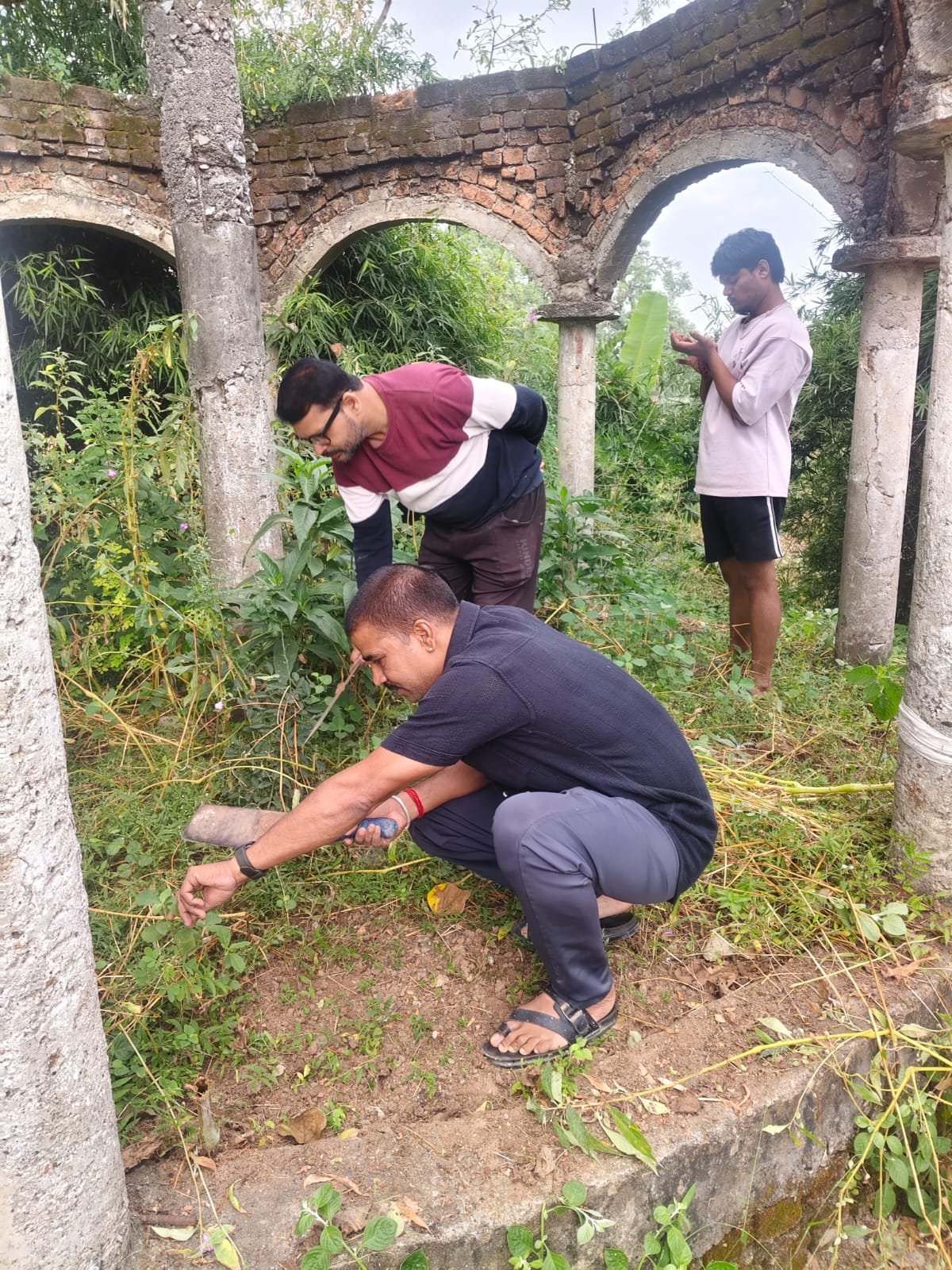 भाड़ी मंदिर परिसर में नगर पालिका परिषद पंडरिया ने चलाया स्वच्छता अभियान 1 IMG 20261006 WA0033