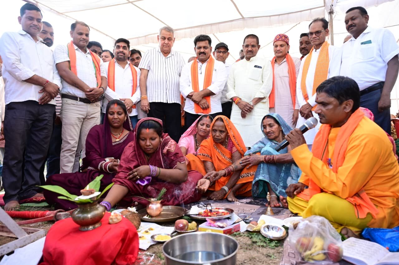 उप मुख्यमंत्री एवं कवर्धा विधायक श्री विजय शर्मा ने 78.51 लाख रुपये के सीसी सड़क सह नाली निर्माण कार्यों का किया भूमिपूजन 1 IMG 20261012 WA0028