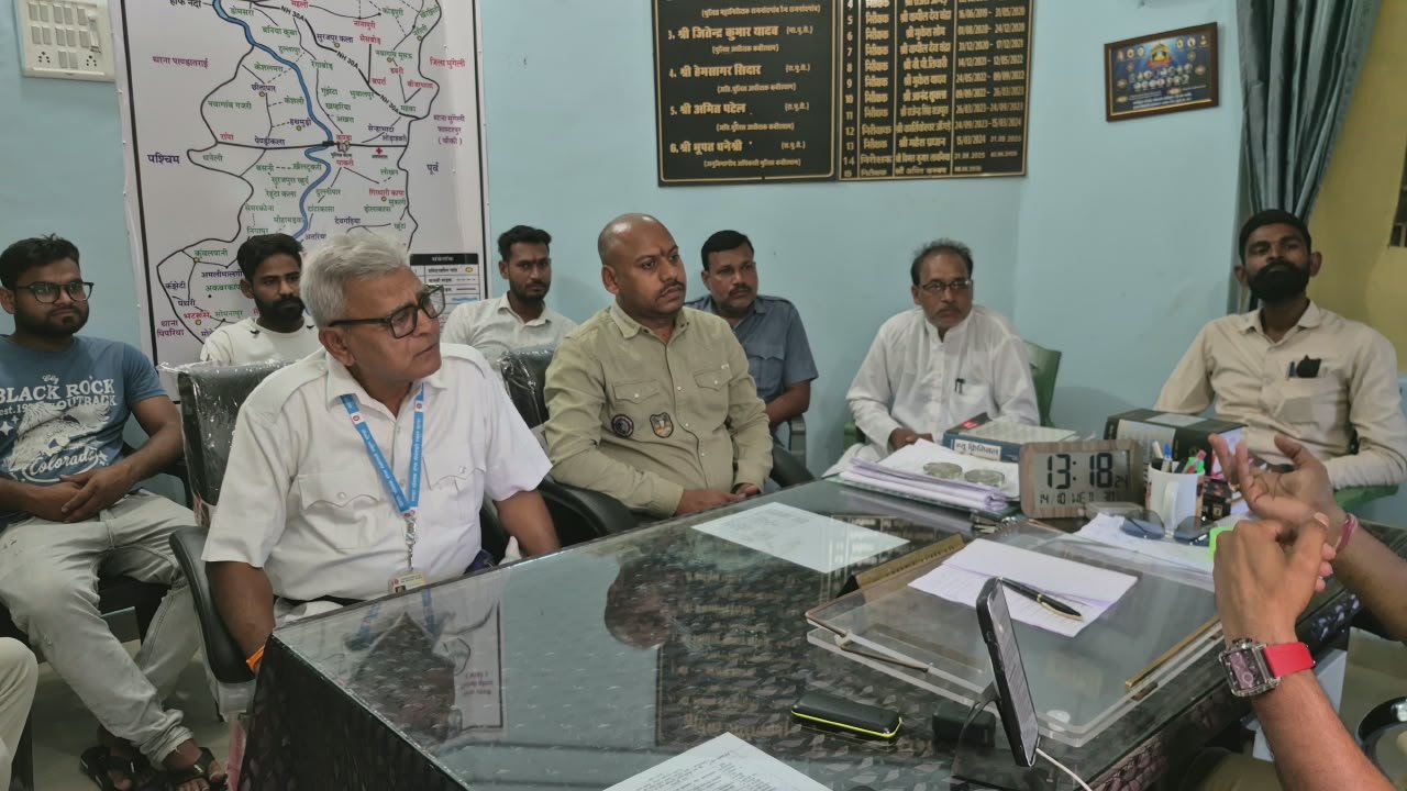 स्कूली बच्चों की सुरक्षा को लेकर थाना कुंण्डा पुलिस की पहल, निजी विद्यालयों के प्राचार्यों एवं वाहन चालकों की बैठक लेकर दिए आवश्यक निर्देश। 1 IMG 20261015 WA0015