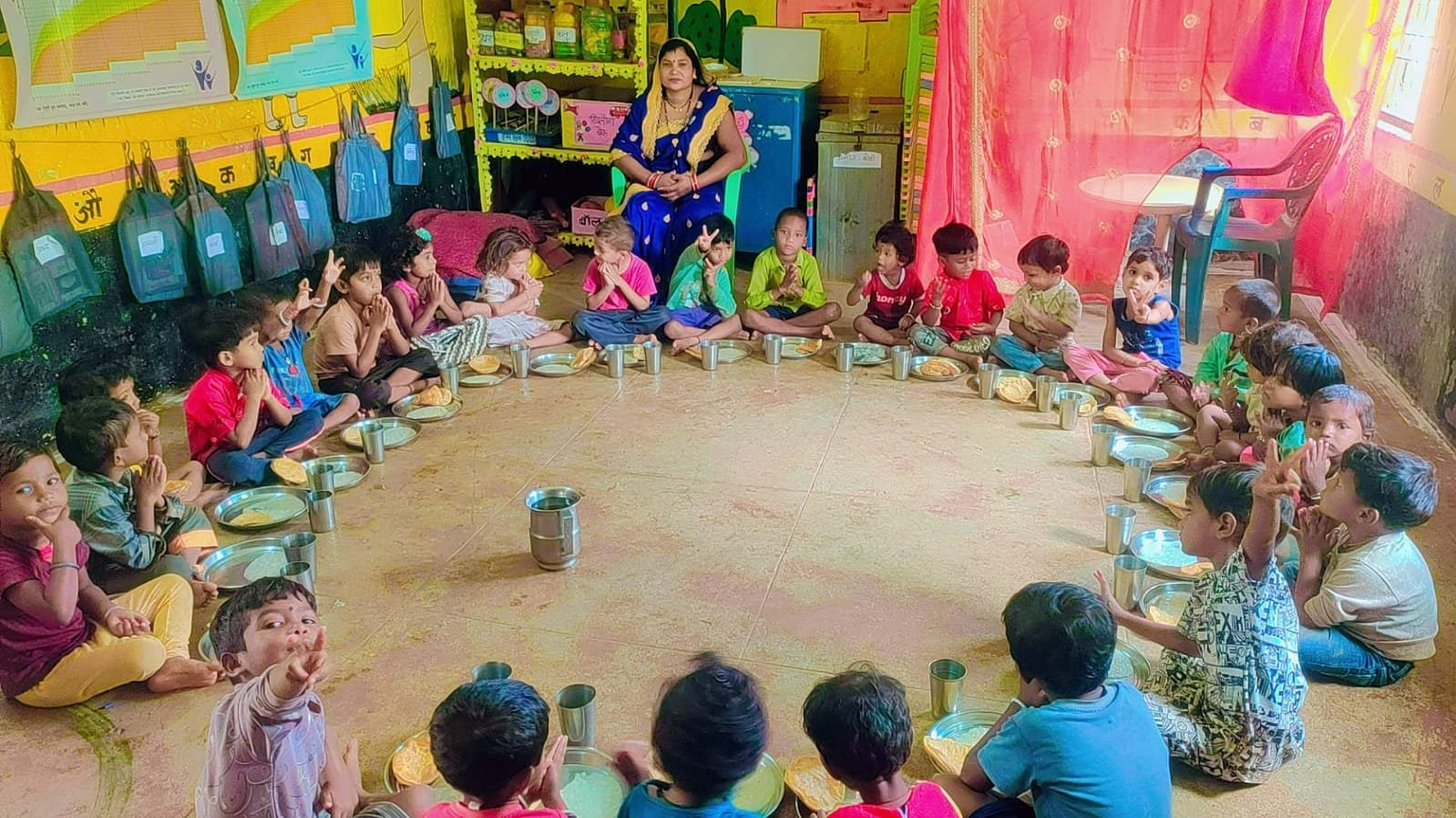 सेवा संकल्प अभियान से जुड़कर आंगनबाड़ी के बच्चों को कराया न्योता भोजन 1 IMG 20261015 WA0040