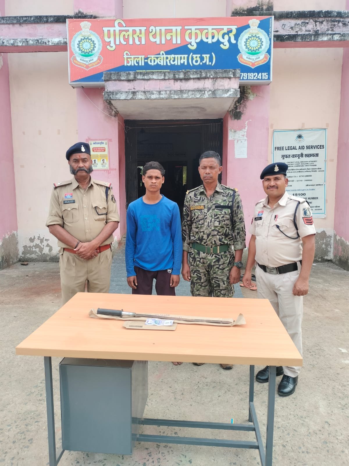 पोलमी घाट में चाकू दिखाकर रास्ता रोकने, मारपीट एवं लूटपाट करने के मामले में कुकदूर पुलिस की कार्यवाही।* 1 IMG 20261016 WA0021
