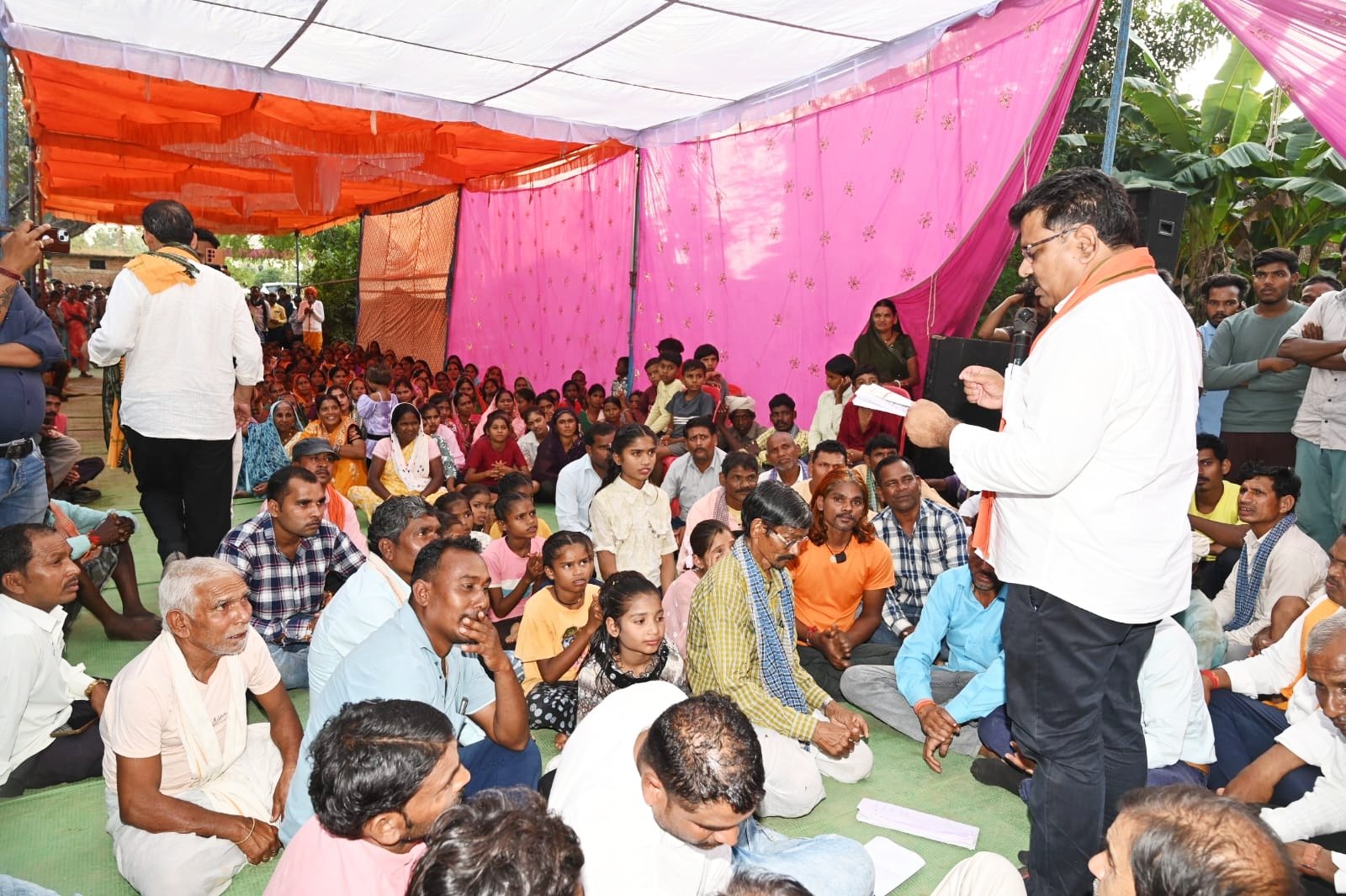 उप मुख्यमंत्री विजय शर्मा ने वनांचल गांवों में लगाई चौपाल, ग्रामीणों की समस्याएं सुनीं, विकास कार्यों के लिए की लाखों रुपये की घोषणाएं* 1 IMG 20261018 WA0031