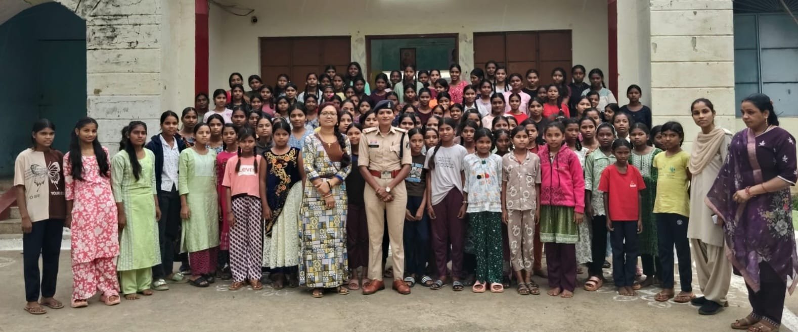 महिला थाना पुलिस टीम ने बालिकाओं को बाल अधिकारों एवं व्यक्तिगत सुरक्षा संबंधी महत्वपूर्ण जानकारी दी। 1 IMG 20261028 WA0014
