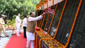 पुलिस स्मृति दिवस पर मुख्यमंत्री ने अमर शहीद जवानों को दी श्रद्धांजलि, शहीद परिवारों का किया सम्मान 1 Oct 26 319 300x169 oy9KkH